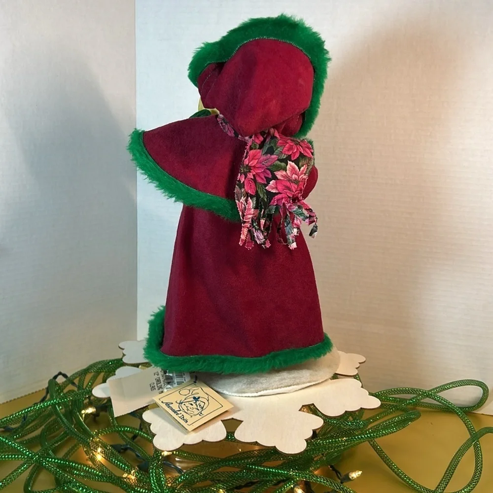 Victorian Caroling Annalee Santa and Mrs Claus. 1998.  Approx 12”h
